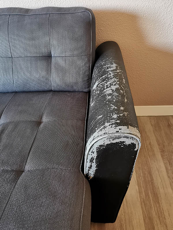 Comment réparer un canapé en simili cuir qui s'effrite ?